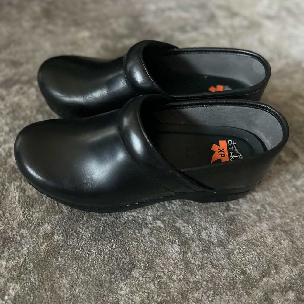 Dansko xp size 39/8-8.5 black clog